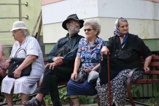 Numărul pensionarilor înglodaţi în datorii creşte alarmant