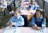 Laptele si cornul elevilor ar putea fi inlocuit cu o masa calda 