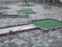 Terenul de minigolf, readus la viata