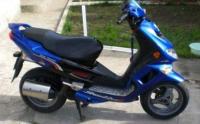 Prinsi cu motoscuterul prin Parcul Central 