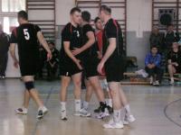 O victorie ii mai desparte de locul intai