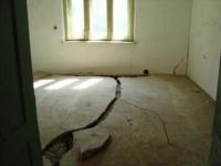 Alunecarile de teren l-au lasat fara casa