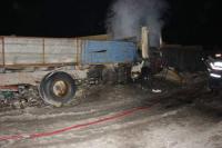 Un camion cu busteni a luat foc langa Buciumi