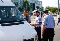 Trei autovehicule destinate  transportului public de persoane, cu defectiuni la sistemul de directie si franare