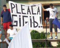 La meciul FC Zalau - Unirea Ungheni: Suporterii zalauani au afisat un banner impotriva lui Gigi Becali