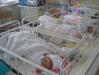 Tot mai multi bebelusi uitati de mame in maternitate
