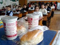 Cornulet expirat cu lapte, pe bancile elevilor