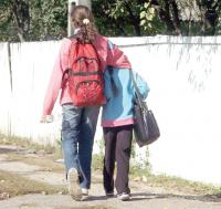Elevii isi primesc banii pentru transportul catre... educatie