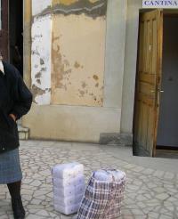 In Zalau: Saracii nu se inghesuie sa-si ridice ajutoarele alimentare