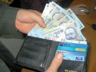 Sapte salajeni bugetari au ales salariul in locul pensiei