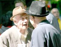 Inghetarea pensiilor scoate pensionarii in strada