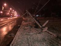 A intrat cu masina intr-un stalp de beton