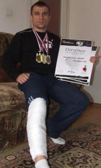 Accidentarile se tin lant de Calin Marincas: Campion cu piciorul in gips