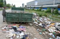 Rascolitorii containerelor de gunoi, imprastiati de agentii comunitari