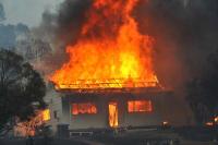 Focul din curte i-a incendiat casa