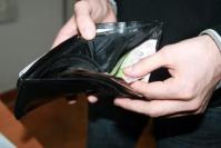 Romanii au castigat mai putin in aprilie. Mai vine si taierea salariilor cu 25 la suta?