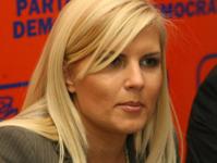 Tristete printre admiratorii de blonde: Elena Udrea nu ajunge azi in Salaj