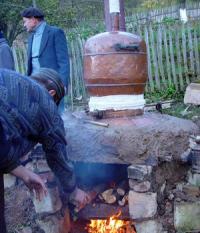 Palincarii salajeni se-mbata cu apa de ploaie