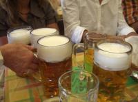 Distractia la zalauani: miros de mici, valuri de bere si manele