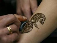 Tatuajele temporare cu henna neagra pot cauza alergii grave 