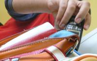 Risca inchisoarea pentru un telefon mobil de 150 de lei