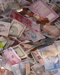 Inselati cu bancnote rusesti si chinezesti fara valoare