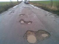 Bani din rezerva judetului pentru drumurile distruse de inundatii