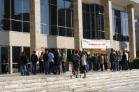 Bursa trece, absolventii raman acasa