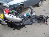 Mopedist beat ajuns sub rotile unei masini