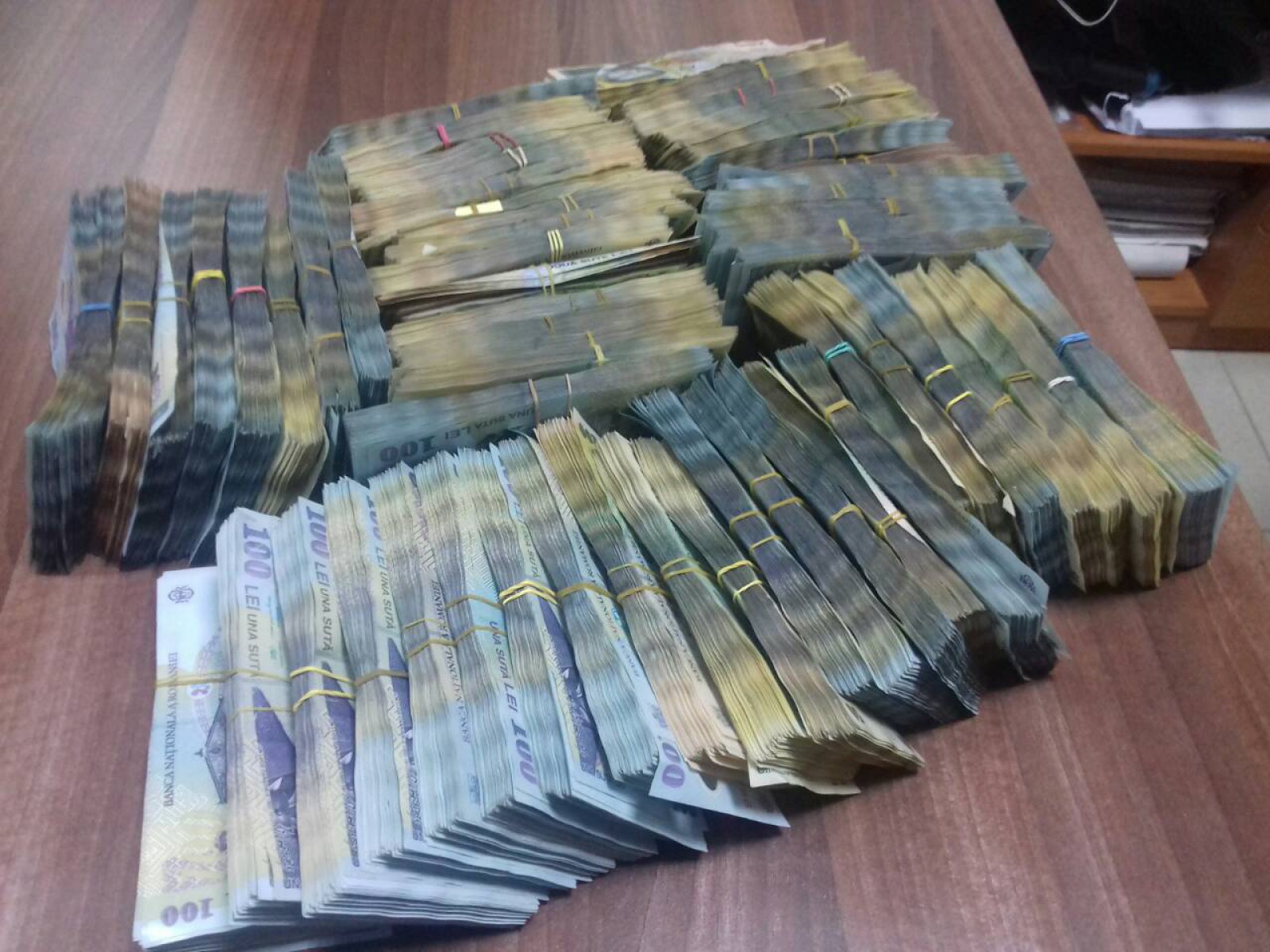 Деньги изъятые таможенниками. Конфискованные деньги. Контрабанда евро деньги. Чемодан с деньгами в аэропорту. Контрабанда денег.