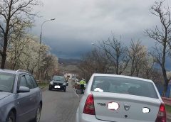 Accident la ieșire din Zalău. Trei oameni au ajuns la spital, iar șoferul a fugit de polițiști
