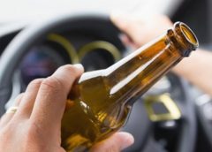 Aproape de comă alcoolică, a provocat un accident și a fugit de la locul faptei