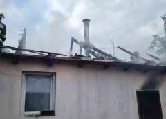 Incendiu de proporții la Nușfalău. O femeie de 72 de ani a ajuns la spital