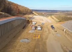 Sute de muncitori și utilaje, pe lotul de autostradă dintre Suplacu de Barcău-Chiribiș