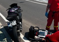 O motociclistă în vârstă de 18 ani, accidentată la sensul giratoriu de pe centură