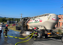 Camion în flăcări pe centura Zalăului
